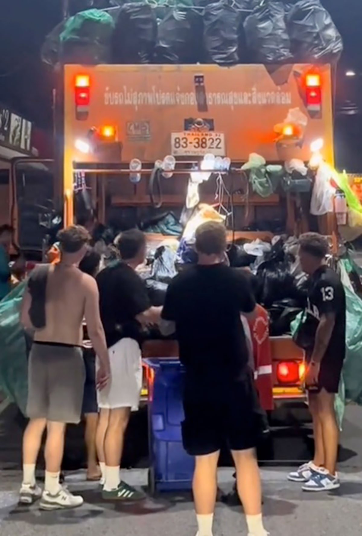 Australian tourists help collect rubbish on Koh Samui (video) - Koh Samui News - Thailand News, Travel & Forum